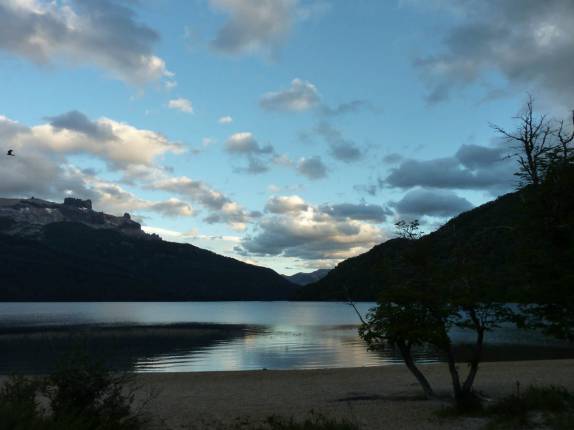 De volta ao acampamento, fim de tarde no lago Falkner, no parque Lanin, na região de San Martín de Los Andes, na Argentina